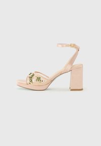 Scarpe con tacco aperto rosa, con tacco a blocco, cinturino alla caviglia, ricamo floreale con foglie verdi e piccoli dettagli, tomaia in tessuto e suola liscia.