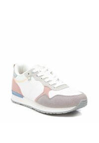 Zapatilla blanca con acentos de gamuza en rosa y gris, suela de goma texturizada y cordones grises. Los paneles laterales tienen un acabado suave y una marca mínima.
