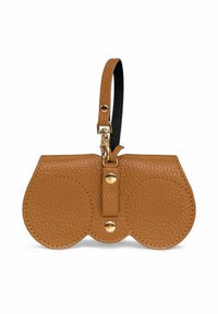 Pochette en cuir tan en forme de jumelles, présentant une surface texturée, des accents ronds, une sangle noire et des détails en métal doré.