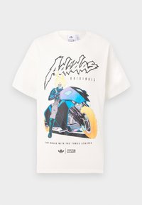 Hvit Adidas T-skjorte med grafikk av Ghost Rider på en futuristisk motorsykkel og teksten "Merket med de tre stripene," Adidas og Marvel-logoene.