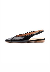 Scarpa slingback in vernice nera con punta affusolata, bordi scallopati e una fibbia argentata. Presenta un tacco in legno basso.