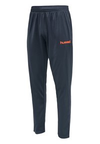 Pantalon de survêtement en polyester bleu marine avec une coupe décontractée, doté d'une taille élastique et d'un logo "hummel" orange sur la cuisse gauche.