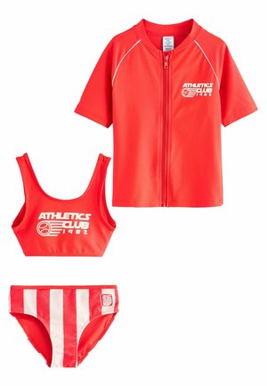 Il completo da nuoto rosso include una maglietta a maniche corte con zip e un costume due pezzi con un logo. La maglietta presenta dettagli bianchi; i fondi hanno strisce rosse e bianche.