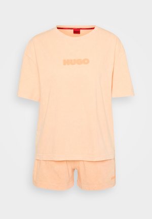 Rózsaszín, pamut loungewear szett, rövid ujjú pólóval, amelyen domború "HUGO" logó található, és hozzá illő, logóval díszített rövidnadrággal.