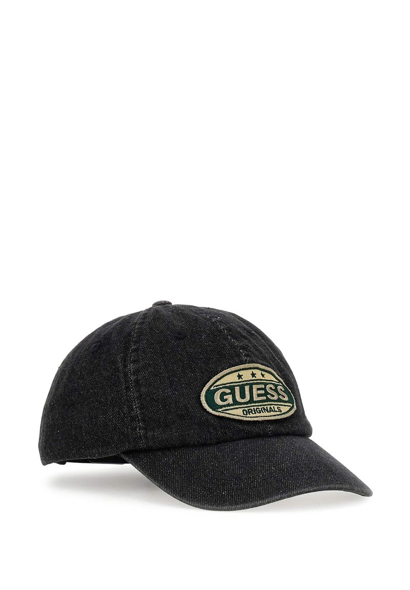 Schwarze Denim-Baseballmütze mit einem grünen und beigen "GUESS ORIGINALS"-Patch mit Sternen, gebogenem Schirm und gestickten Details.