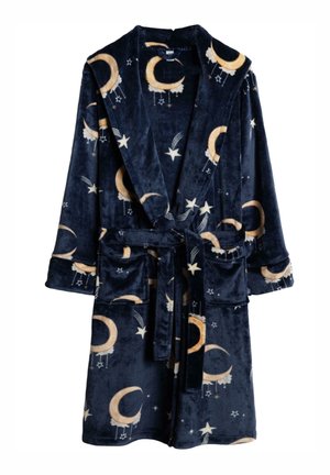 Peignoir bleu marine doux avec ceinture nouée, décoré de croissants de lune jaunes, d'étoiles et de nuages, porté par une personne avec la main sur la hanche.