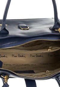 Borsa in pelle blu navy con hardware dorato. Presenta una tasca interna con cerniera e una fodera stampata. Forma strutturata con manici doppi.