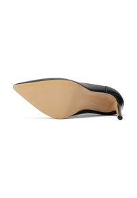 Scarpa nera con tacco alto, punta affusolata e un tacco stiletto slanciato e lucido. La suola è texturizzata e di colore beige.