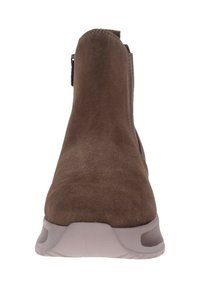 Stivaletto in suede marrone con una trama liscia, punta arrotondata e una suola in gomma bassa. Zip laterale per una facile calzata.