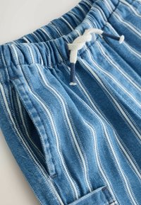 Shorts din denim cu dungi albastre, dotate cu un brâu elastic cu șnur, buzunare laterale și dungi albe.