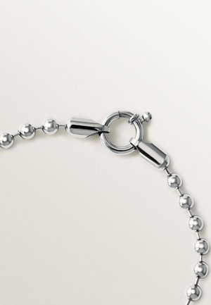 Cadena de plata con bolas redondas, que cuenta con un cierre seguro. Acabado suave y brillante; los tamaños de las bolas alternas crean un efecto texturizado.