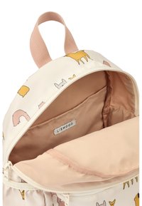 Zaino di colore chiaro con motivi animali, etichetta in gomma all'interno e fodera in tessuto rosa. Dotato di una maniglia superiore per un facile trasporto.
