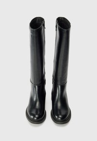 Bottes noires en cuir jusqu'aux genoux avec une texture lisse, bout rond, petit talon, et une fermeture éclair sur le côté pour plus d'accessibilité. Semelle en caoutchouc durable.