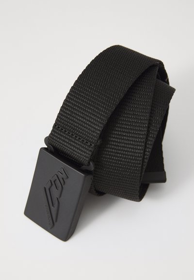 Cinturón tejido negro con un acabado texturizado, que presenta una hebilla negra mate estampada con un logo. La correa es ajustable y duradera.