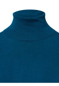 Zielony sweter z golfem, skórzany, o dopasowanym kroju; posiada wysoki kołnierz oraz miękką, teksturowaną tkaninę. Brak widocznych wzorów czy elementów metalowych.