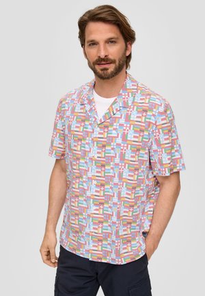 Košulja kratkih rukava s multicolor geometrijskim uzorkom. Izrađena od lagane tkanine, s kamper kragnom i opuštenim krojem.