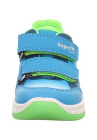 Scarpa da ginnastica blu con due cinturini in Velcro, colletto imbottito verde, tomaia testurizzata e suola in gomma verde. Logo sul cinturino.