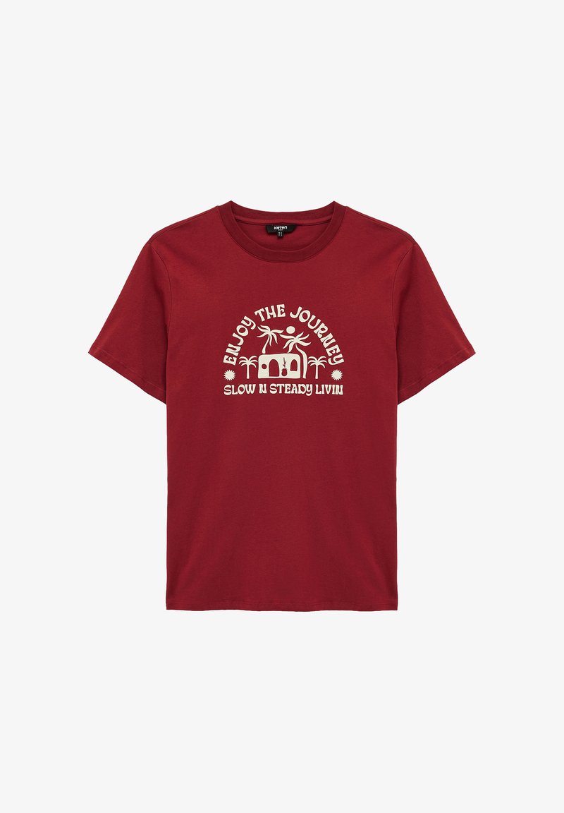 Maglietta rossa di cotone con una grafica bianca raffigurante palme, una figura e il testo "Enjoy the Journey" e "Slow N Steady Livin."
