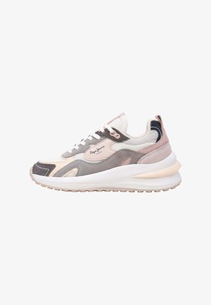 Baskets présentant un mélange de daim et de mesh dans des teintes rose clair, gris et beige, avec une semelle blanche épaisse et un design arrondi.