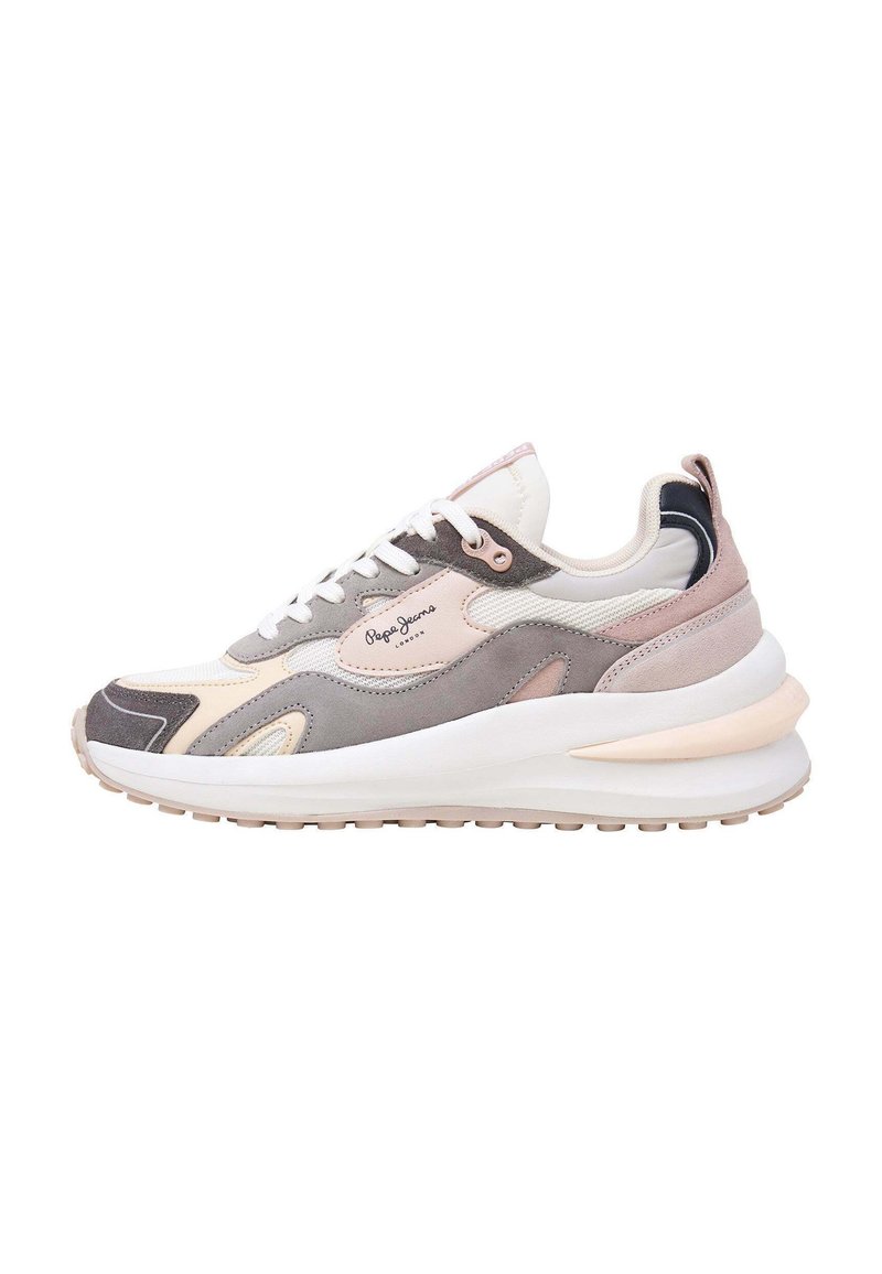 Sneakers met een mix van lichtroze, grijs en beige suède en mesh-materialen, met een dikke witte zool en een ronde vorm.
