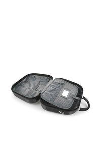Maletín de viaje negro con apertura con cremallera, interior en patrón geométrico gris, compartimentos para organización y una ranura para identificación transparente en un lado.