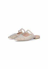 Scarpe beige slip-on con punte appuntite, caratterizzate da un design a reticella decorato con strass chiari e due fasce sottili sopra il dorso del piede.