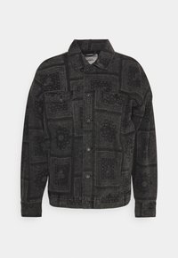 Veste en denim noir avec un motif paisley élaboré, fermeture à boutons sur le devant, deux poches poitrines et col classique. Finition texturée.