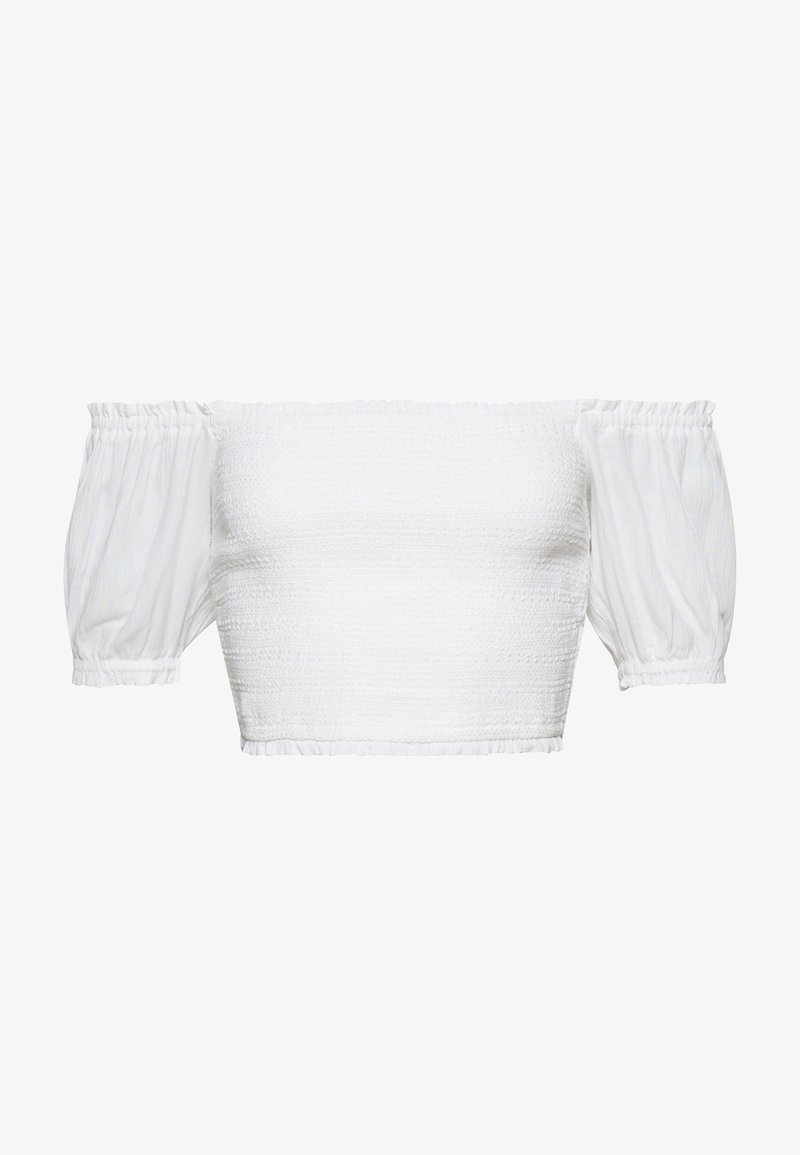 Top crop blanc à épaules dénudées avec des manches bouffantes, présentant un design smocké texturé et des ourlets froncés. Le tissu a une qualité douce et légèrement transparente.