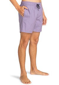 Costumini da bagno da uomo in un leggero color lavanda, realizzati in tessuto a asciugatura rapida. Presentano una vita elastica con cordino e tasche laterali.
