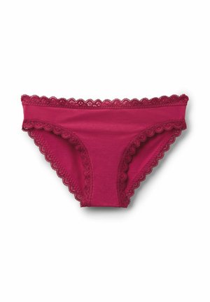 Dunkelpinke Baumwoll-Bikinislip für Damen mit gewelltem Spitzenbesatz entlang des Taillen- und Beinabschlusses auf weißem Hintergrund.