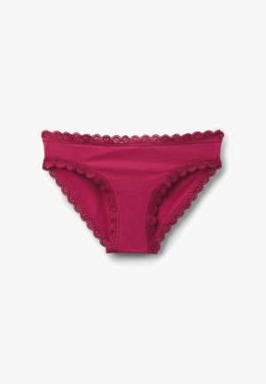 Dunkelpinke Baumwoll-Bikinislip für Damen mit gewelltem Spitzenbesatz entlang des Taillen- und Beinabschlusses auf weißem Hintergrund.