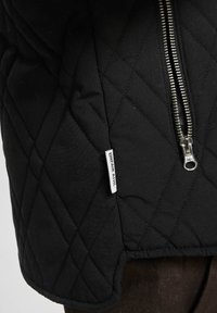 UNFAIR ATHLETICS HERREN UNFAIR ATHLETICS QUILTED MOSAIC VEST - Dūnu jaka - black