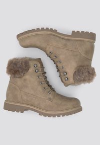 Bottines en cuir marron avec bordure en fausse fourrure et ferrures argentées. Présentent une surface texturée, un design à lacets et une semelle en caoutchouc robuste.