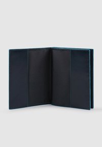 Marineblauwe leren portemonnee met turquoise stiksels, voorzien van een open ontwerp en meerdere kaartvakken aan de binnenkant. Soepele textuur, geen zichtbare patronen.