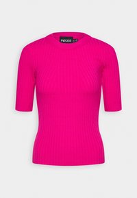 Jasnoróżowy prążkowany sweter z krótkim rękawem, o okrągłym dekolcie, dopasowanym kroju i metce marki "PIECES" na wewnętrznym kołnierzu.