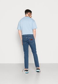 Wrangler LARSTON - Calças de ganga justas - cool blue