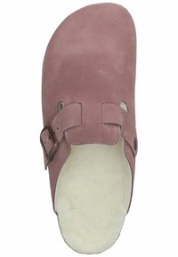 Różowe zamszowe klapki o gładkiej powierzchni, z skórzaną ramiączkiem i klamrą, oraz miękką, białą wyściółką dla komfortu.