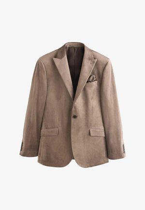 Barna velúr egygombos blézer bevágott gallérral, két első patentos zsebbel és egy hozzáillő zsebkendővel a mellzsebben.