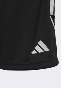 Schwarze Sportshorts aus weichem Stoff mit einem weißen gestickten Logo und weißen Seitenstreifen für zusätzliche Details.