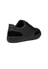 Sneaker nere con una combinazione di pelle liscia e scamosciata. Punta rotonda, chiusura con lacci, colletto imbottito e suola in gomma testurizzata.