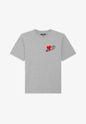 Grijze katoenen T-shirt met een zwarte omtrek van een veiligheidsspeld en een rood hart op de linkerborst. Klassiek shirt met ronde hals.