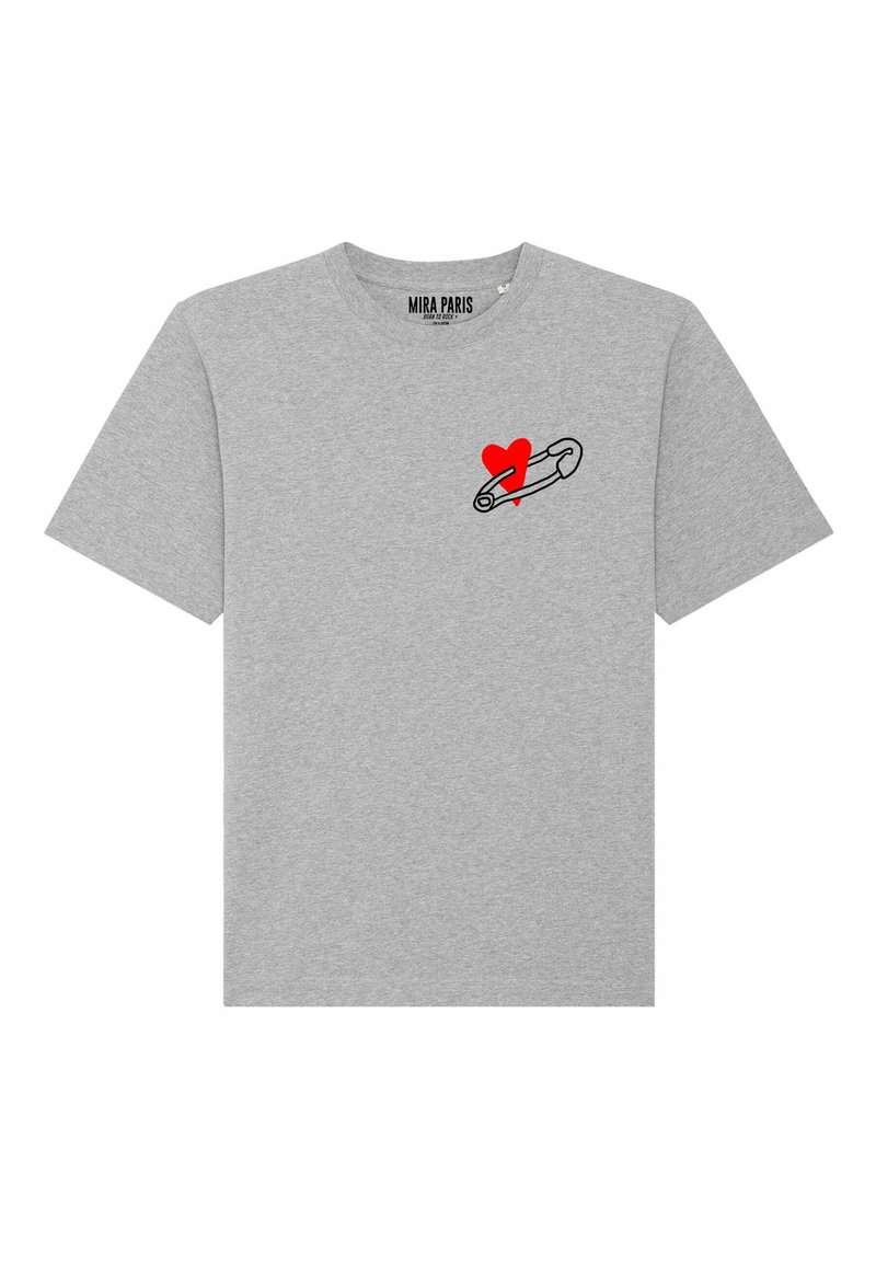 T-shirt en coton gris avec un contour noir d'une épingle de sécurité et un cœur rouge sur la poitrine gauche. Design classique à col rond.
