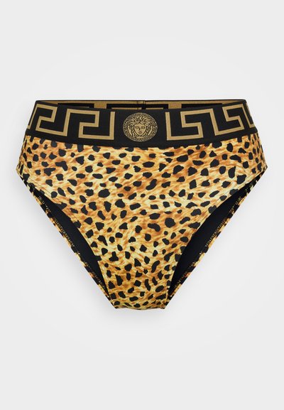 Bikiny s leopardím potiskem, které mají černý pás s zlatým vzorem řeckého klíče a logem Medusy ve středu.