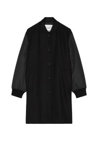 Cappotto nero con corpo in lana e maniche sintetiche nere lucide. Presenta colletto a coste, polsini, chiusura a bottoni a pressione e tasche laterali.