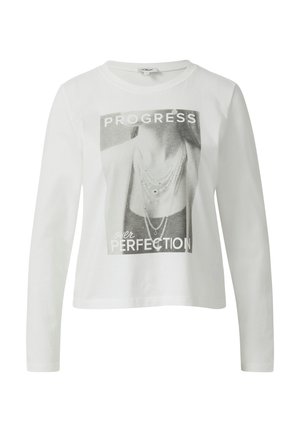 T-shirt long en coton blanc avec une impression graphique d'un col portant des colliers et le texte "PROGRÈS plutôt que PERFECTION."