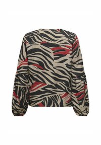 Maglietta a maniche lunghe con un design a strisce zebrate in nero, beige e rosso. Il materiale sembra testurizzato con una vestibilità rilassata e maniche arricciate.