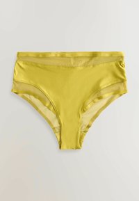Culottes jaunes pour femmes avec une ceinture large et des panneaux latéraux transparents, présentées à plat sur un fond clair.