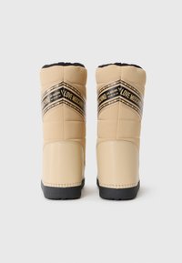 Botas de inverno bege com solas de borracha preta, design acolchoado e faixa com o logotipo "Love Moschino" na parte superior, apresentando um colarinho acolchoado e textura suave.