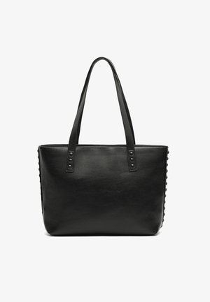 Czarna torba na ramię wykonana z teksturowanej skóry, z dwoma długimi uchwytami, z dekoracyjnymi ćwiekami po bokach oraz prostokątnym kształtem.