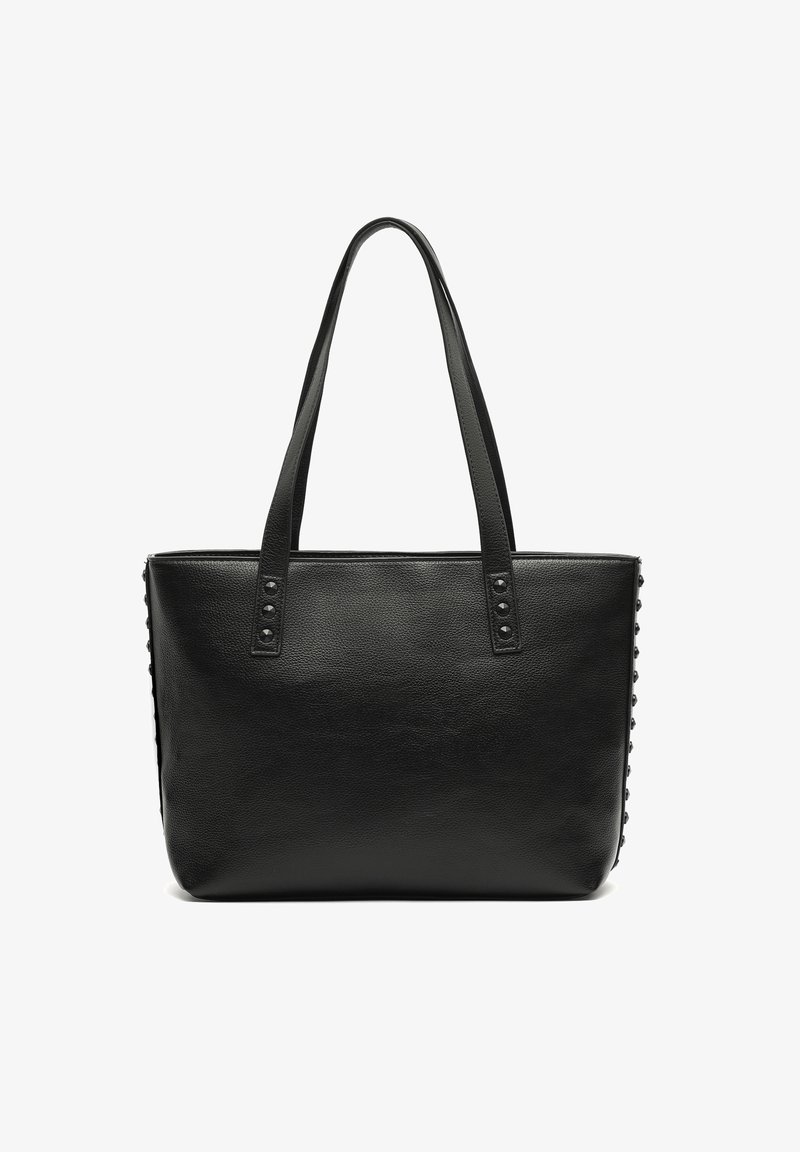 Čierna taška cez rameno vyrobená z textúrovanej kože, s dvoma dlhými rúčkami, zdobená stĺpikmi po stranách a obdĺžnikovým tvarom.